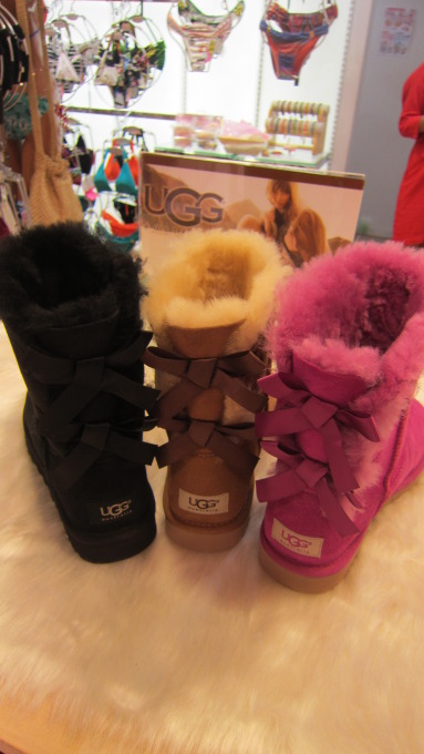 商品情報 Ugg Bailey Bow Est エスト 大阪 梅田のショッピングモール